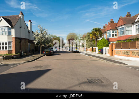 Frondoso, tranquille strade suburbane di Barnes, SW London, England, Regno Unito Foto Stock