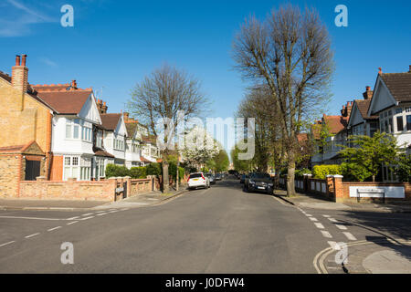 Frondoso, tranquille strade suburbane di Barnes, SW London, England, Regno Unito Foto Stock