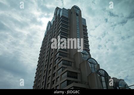 Marriott Marquis hotel edificio su un giorno nuvoloso, su Market Street nel centro cittadino di San Francisco, California, 19 marzo 2017. Foto Stock
