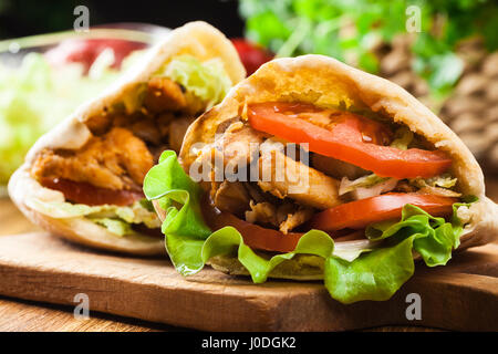 Döner Kebab - il pollo fritto di carne con verdure in pane pita Foto Stock