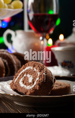 La torta in alto set per il tè sulla tavola festiva Foto Stock