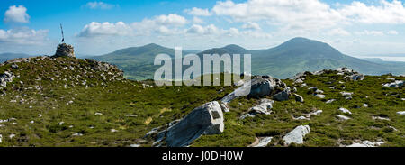 Bulbin, Slievekeeragh e Raghtin più dalla cima della collina Binnion, Penisola di Inishowen, County Donegal, Irlanda Foto Stock