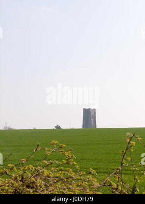 Un castello al di sopra e al di là di una collina Foto Stock