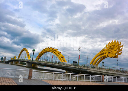 Vista orizzontale del drago ponte di Da Nang, Vietnam Foto Stock