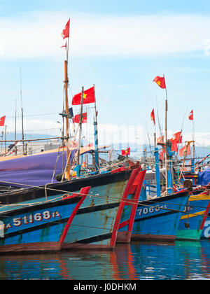 Vista verticale di legno vecchie barche da pesca di Da Nang, Vietnam Foto Stock