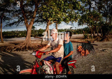 Madre e figlia in spiaggia felicemente Foto Stock