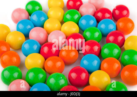 Gumballs multicolore su una superficie bianca. Bubble Gum isolati su sfondo bianco. Foto Stock