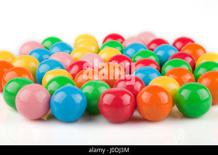 Gumballs multicolore su una superficie bianca. Bubble Gum isolati su sfondo bianco. Foto Stock