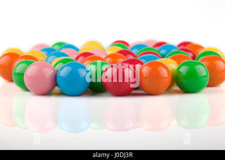 Gumballs multicolore su una superficie bianca. Bubble Gum isolati su sfondo bianco. Foto Stock