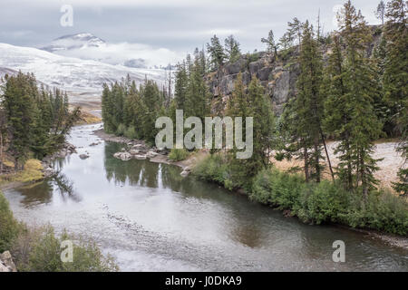 Lamar fiume dopo un inizio autunno tempesta di neve nel Parco Nazionale di Yellowstone, Wyoming USA Foto Stock