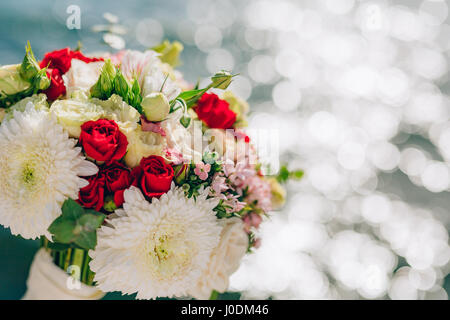 Bridal bouquet di rose e crisantemi su uno sfondo textu Foto Stock