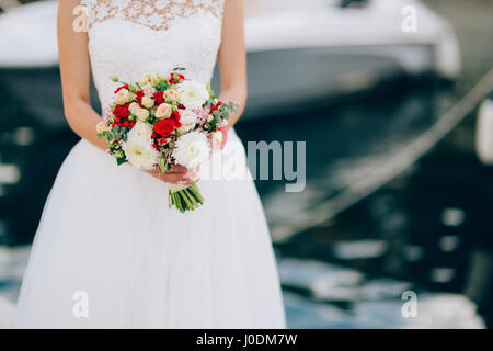 Wedding bridal bouquet di rose, crisantemi, eucalipto Baby Foto Stock