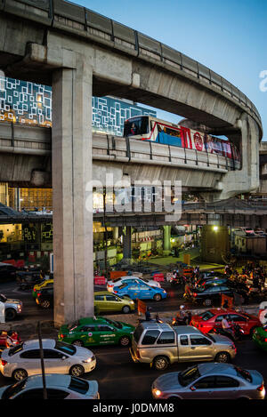 Il traffico di notte nei pressi di Siam Road di Bangkok, Thailandia, in Asia. Foto Stock