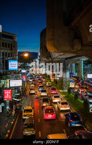 Il traffico di notte nei pressi di Siam Road di Bangkok, Thailandia, in Asia. Foto Stock