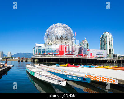 Il mondo della scienza a Telus mondo della scienza (fondo) e la zona del drago Kayak Club (in primo piano) su False Creek in Vancouver, BC, Canada. Foto Stock