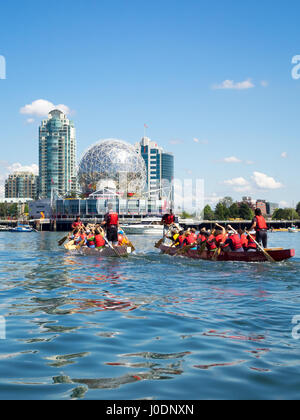 Dragon Boat racing su False Creek nella parte anteriore del mondo della scienza a Telus World of Science in Vancouver, British Columbia, Canada. Foto Stock