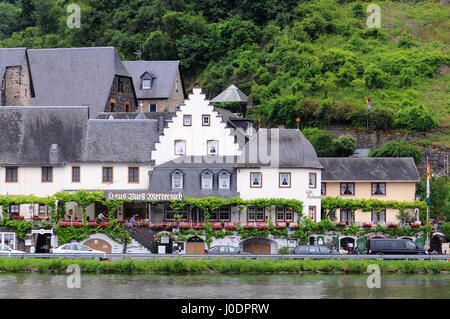 Beilstein, Renania-Palatinato/ Germania 17 giugno 2010: cityscape di villaggio Beilstein al fiume Moselle in Germania. Foto Stock
