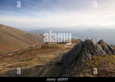 Alcock Tarn e Grasmere lago dalla pietra Arthur nel distretto del Lago Foto Stock