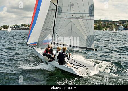 I bambini in competizione in alta scuola campionati di vela a Belmont, lago Macquarie.NSW, Australia Foto Stock