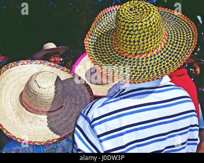 Un gruppo di persone che indossano colorati di cappelli di paglia durante un festival dei fiori sfilano a Baguio City, Filippine Foto Stock