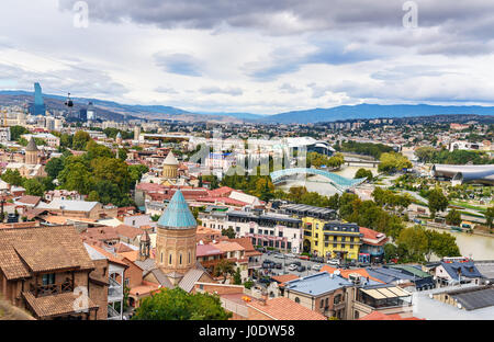 Vista del centro città di Tbilisi con Rike Park, fiume Kura, ponte di pace e di altri famosi punti di riferimento. La Georgia Foto Stock