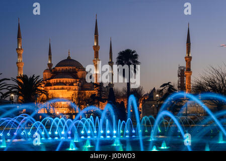 Fontana sulla zona di Sultanahmet in serata Foto Stock