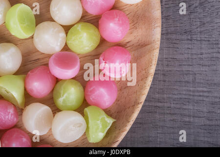 Aalaw o il protocollo ALUA, tailandese tradizionale caramella dolce con nella piastra su legno sfondo tabella Foto Stock