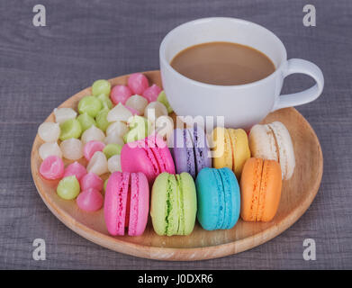 Macaron e Aalaw con caffè su legno sfondo tabella Foto Stock