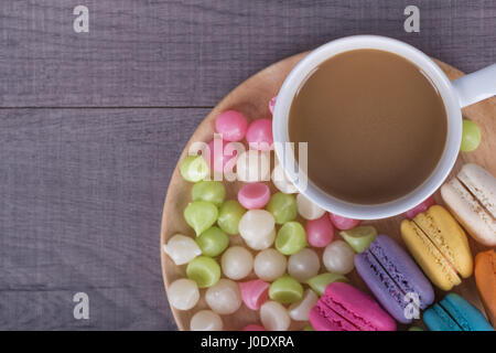 Il caffè con il macaron e Aalaw su legno sfondo tabella Foto Stock