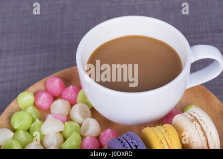 Il caffè con il macaron e Aalaw su legno sfondo tabella Foto Stock