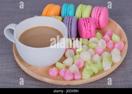 Il caffè con il macaron e Aalaw su legno sfondo tabella Foto Stock