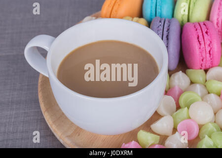 Il caffè con il macaron e Aalaw su legno sfondo tabella Foto Stock