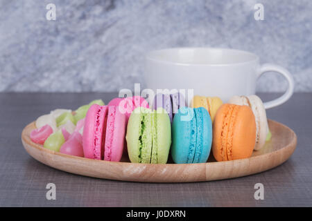 Macaron e Aalaw con caffè su legno sfondo tabella Foto Stock