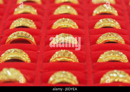 Gli anelli in oro in oro vetrina in negozio Foto Stock