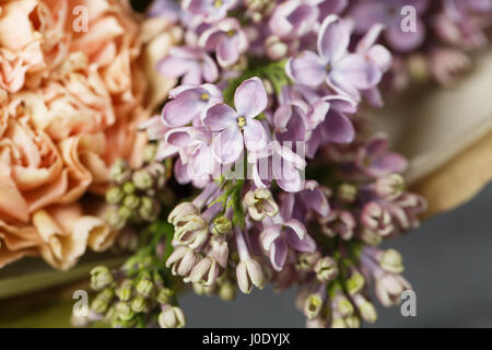Vintage scuro legno grunge texture con spazio vuoto la decorazione da vecchie rose e fiori misti dolce concetto romantico Foto Stock