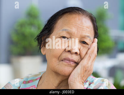 Close up di senior donna con preoccupato ha sottolineato la faccia Foto Stock