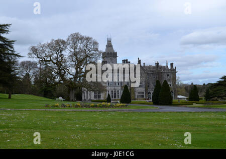 Bellissimi giardini che circondano Adare Manor nella contea di Limerick in Irlanda. Foto Stock