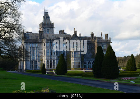 Bellissima vista di Adare manor nella contea di Limerick in Irlanda. Foto Stock