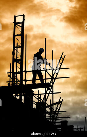 Silhouette di un lavoratore edile sulla impalcatura Foto Stock