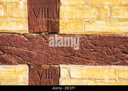 Dettaglio del dipinto incrinato legname di quercia europea stile noto, semi-edificio con travi di legno Foto Stock