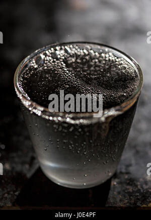 Nero utensili da cucina grattugia, pentole, padelle e frusta Foto Stock
