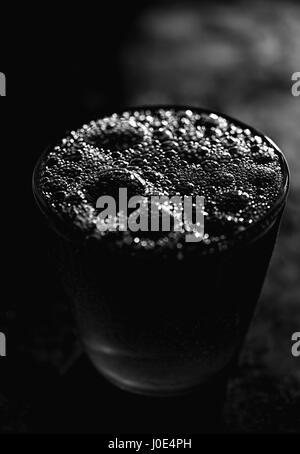 Nero utensili da cucina grattugia, pentole, padelle e frusta Foto Stock