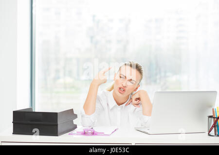 Ha sottolineato la donna dietro la scrivania dopo una dura giornata di lavoro Foto Stock