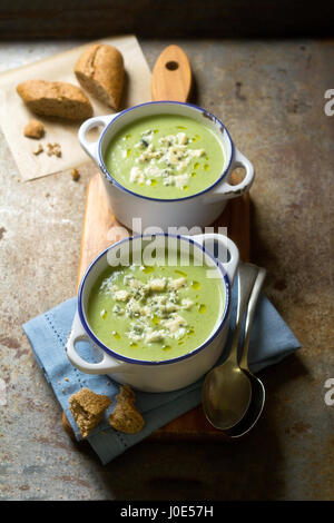 Broccoli cream soup sormontato formaggio blu Foto Stock