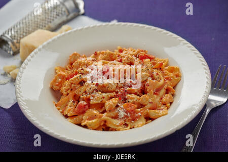 La pasta con la salsa di pomodoro e il pollo tagliato a pezzi Foto Stock