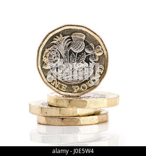 SWINDON, Regno Unito - Aprile 06, 2017: 4 nuovi una libbra di monete su sfondo bianco Foto Stock
