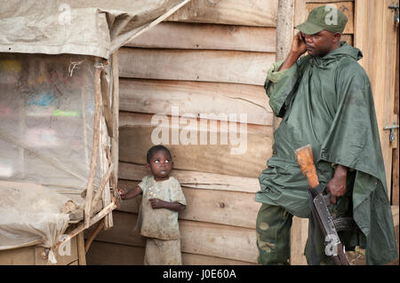 Rdc esercito nazionale (FARDC) soldato in Tongo, RDC, durante le operazioni contro le FDLR milizia, vicino al parco nazionale di Virunga. Foto Stock
