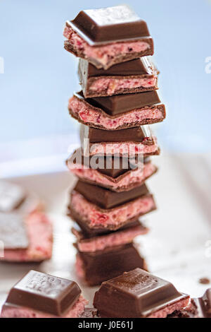 Pila di lampone quadrati di cioccolato Foto Stock