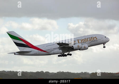 Emirates Airbus A380-800 di decollare. In volo Foto Stock