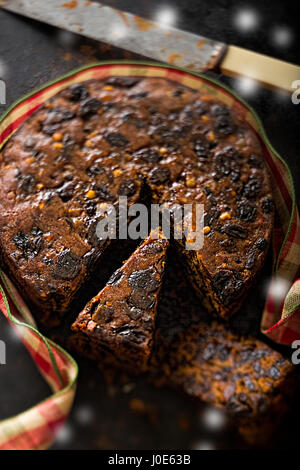 Natale torta alla frutta con nastro di festa Foto Stock